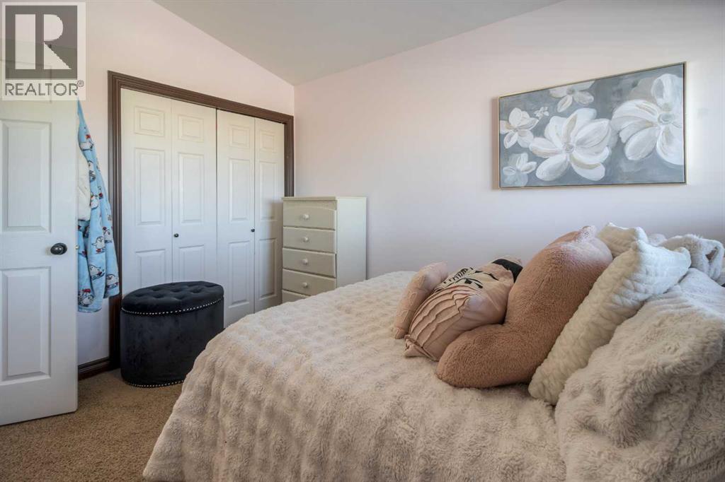 380 Grizzly Crescent N, Lethbridge, AB - Indoor Photo Showing Bedroom