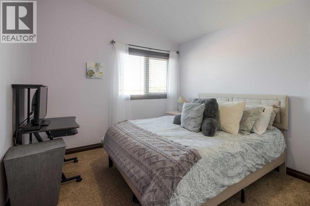 380 Grizzly Crescent N, Lethbridge, AB - Indoor Photo Showing Bedroom