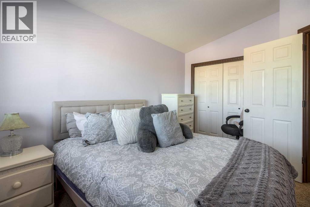 380 Grizzly Crescent N, Lethbridge, AB - Indoor Photo Showing Bedroom