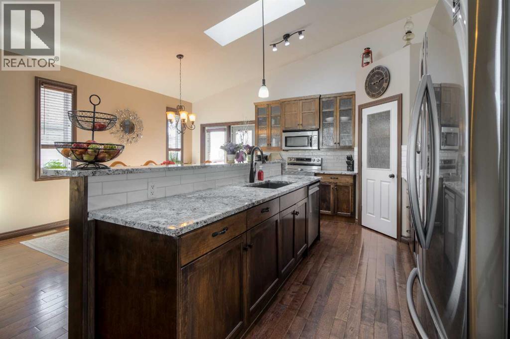 380 Grizzly Crescent N, Lethbridge, AB - Indoor Photo Showing Kitchen With Upgraded Kitchen