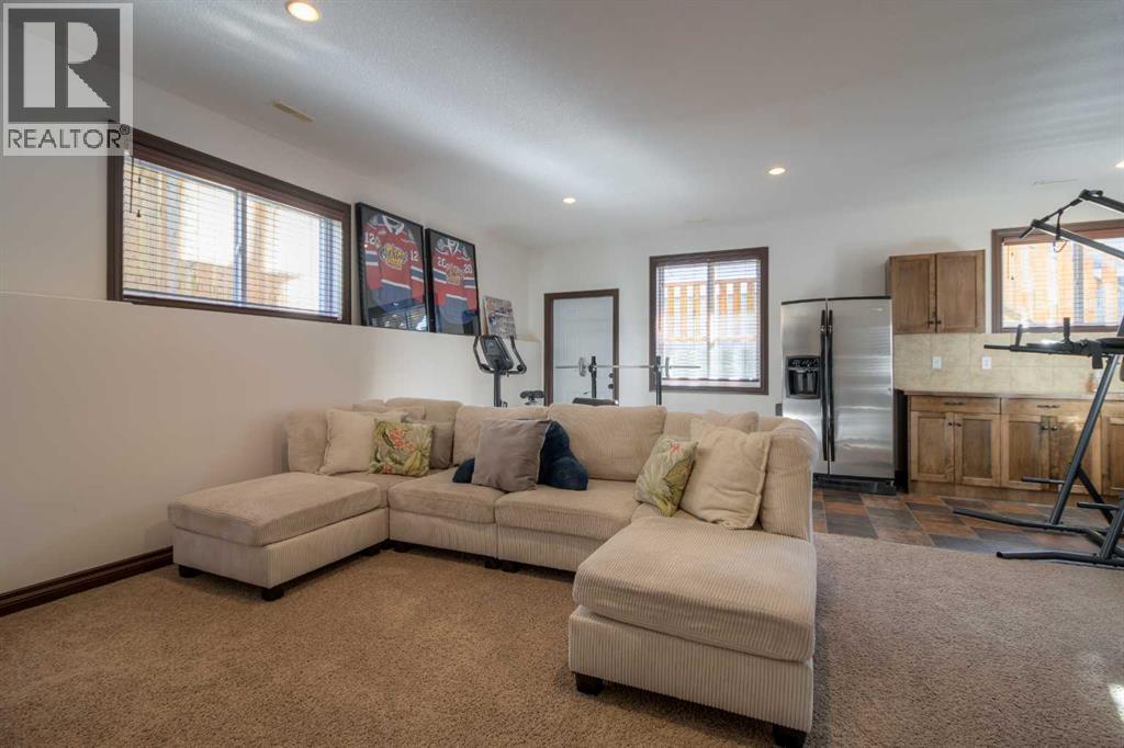 380 Grizzly Crescent N, Lethbridge, AB - Indoor Photo Showing Living Room
