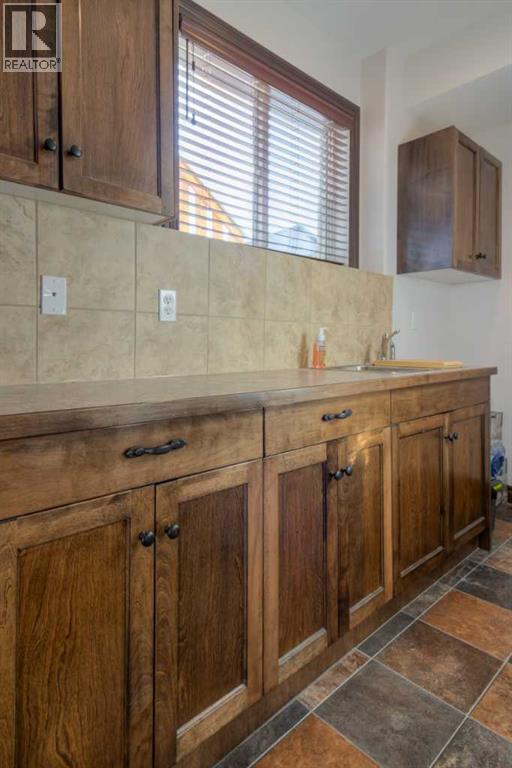 380 Grizzly Crescent N, Lethbridge, AB - Indoor Photo Showing Bathroom