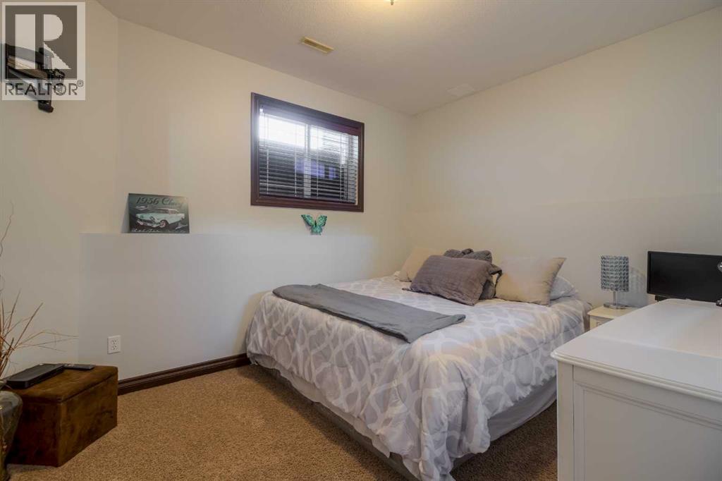 380 Grizzly Crescent N, Lethbridge, AB - Indoor Photo Showing Bedroom