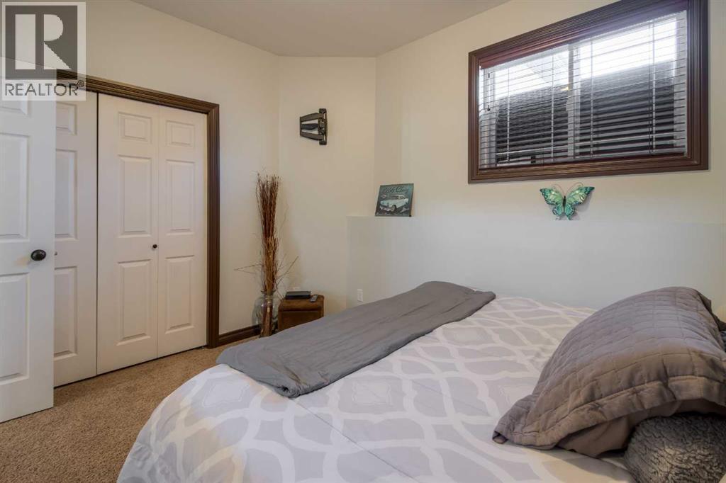 380 Grizzly Crescent N, Lethbridge, AB - Indoor Photo Showing Bedroom
