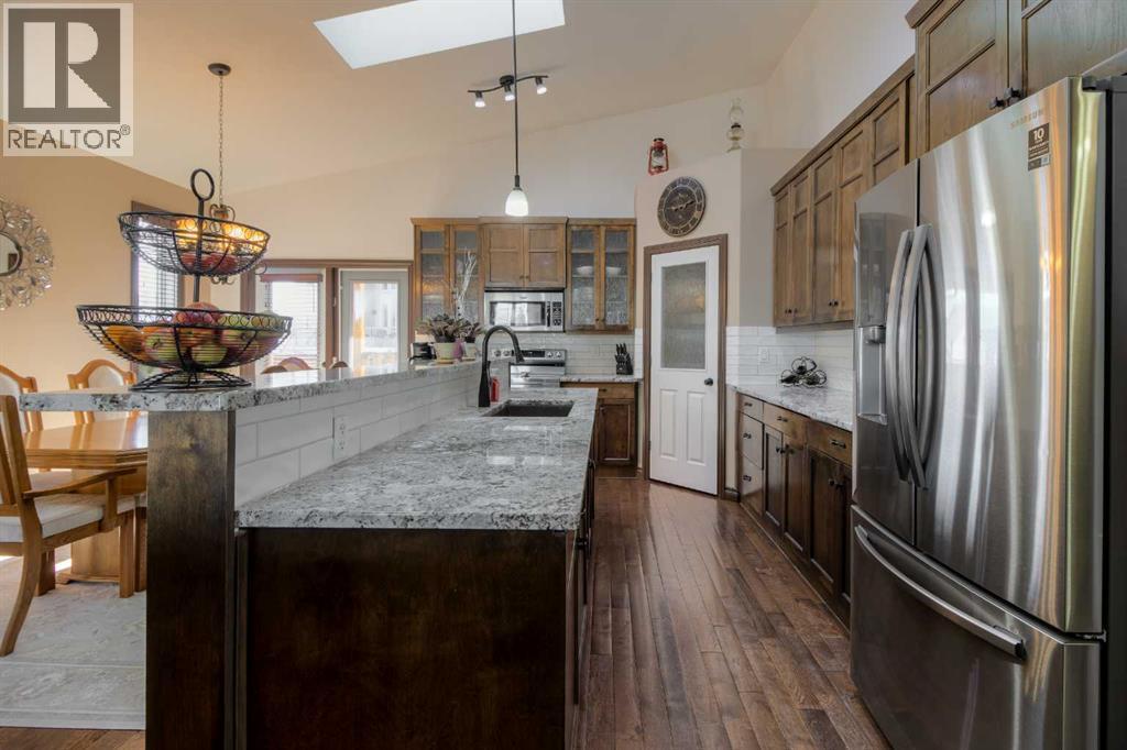 380 Grizzly Crescent N, Lethbridge, AB - Indoor Photo Showing Kitchen With Upgraded Kitchen