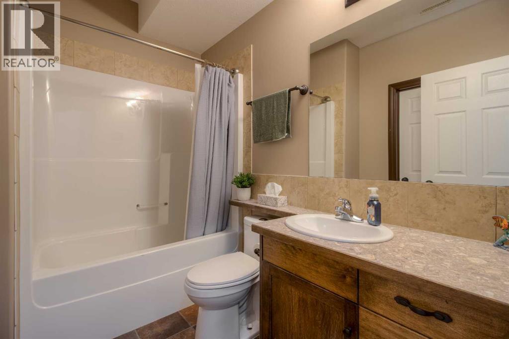 380 Grizzly Crescent N, Lethbridge, AB - Indoor Photo Showing Bathroom