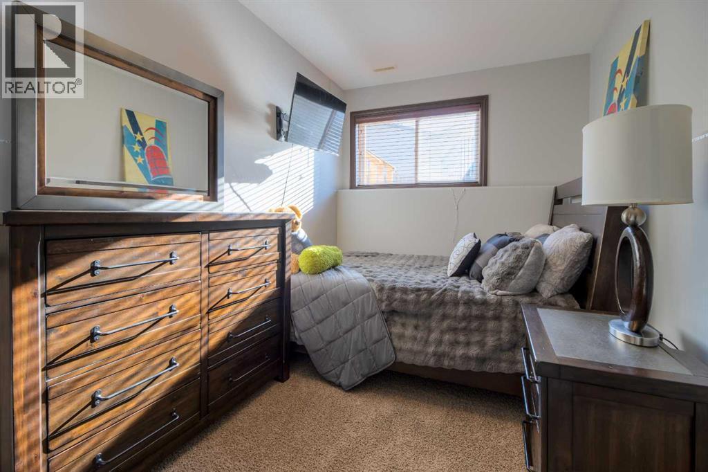 380 Grizzly Crescent N, Lethbridge, AB - Indoor Photo Showing Bedroom