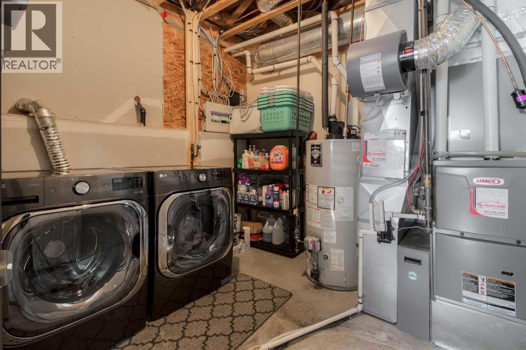380 Grizzly Crescent N, Lethbridge, AB - Indoor Photo Showing Laundry Room