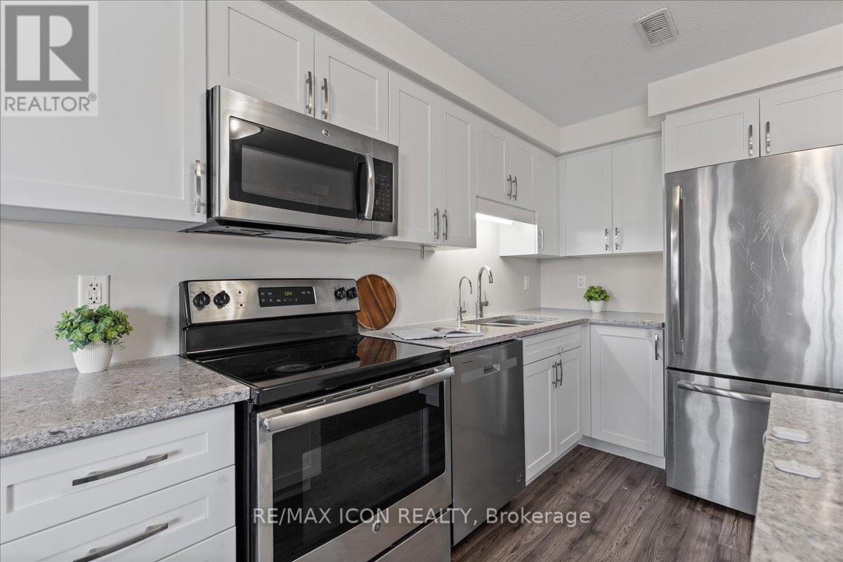 21D - 1989 Ottawa Street S, Kitchener, ON - Indoor Photo Showing Kitchen With Upgraded Kitchen