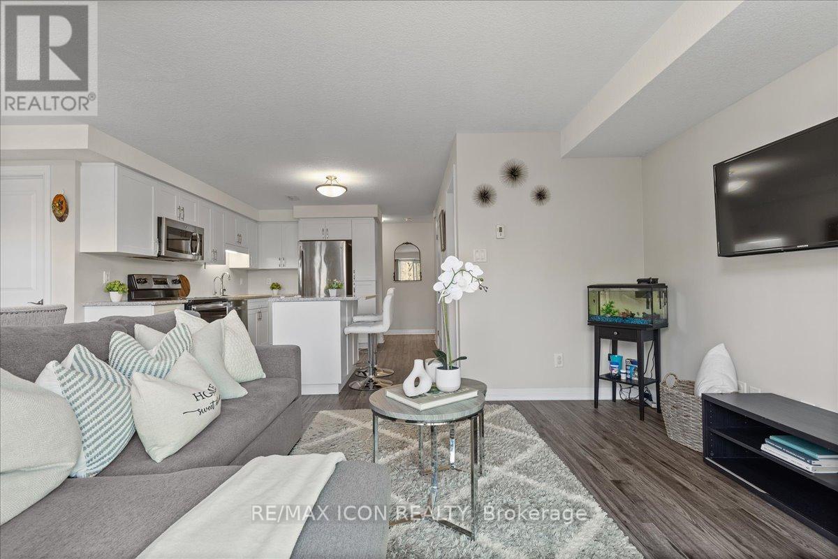 21D - 1989 Ottawa Street S, Kitchener, ON - Indoor Photo Showing Living Room