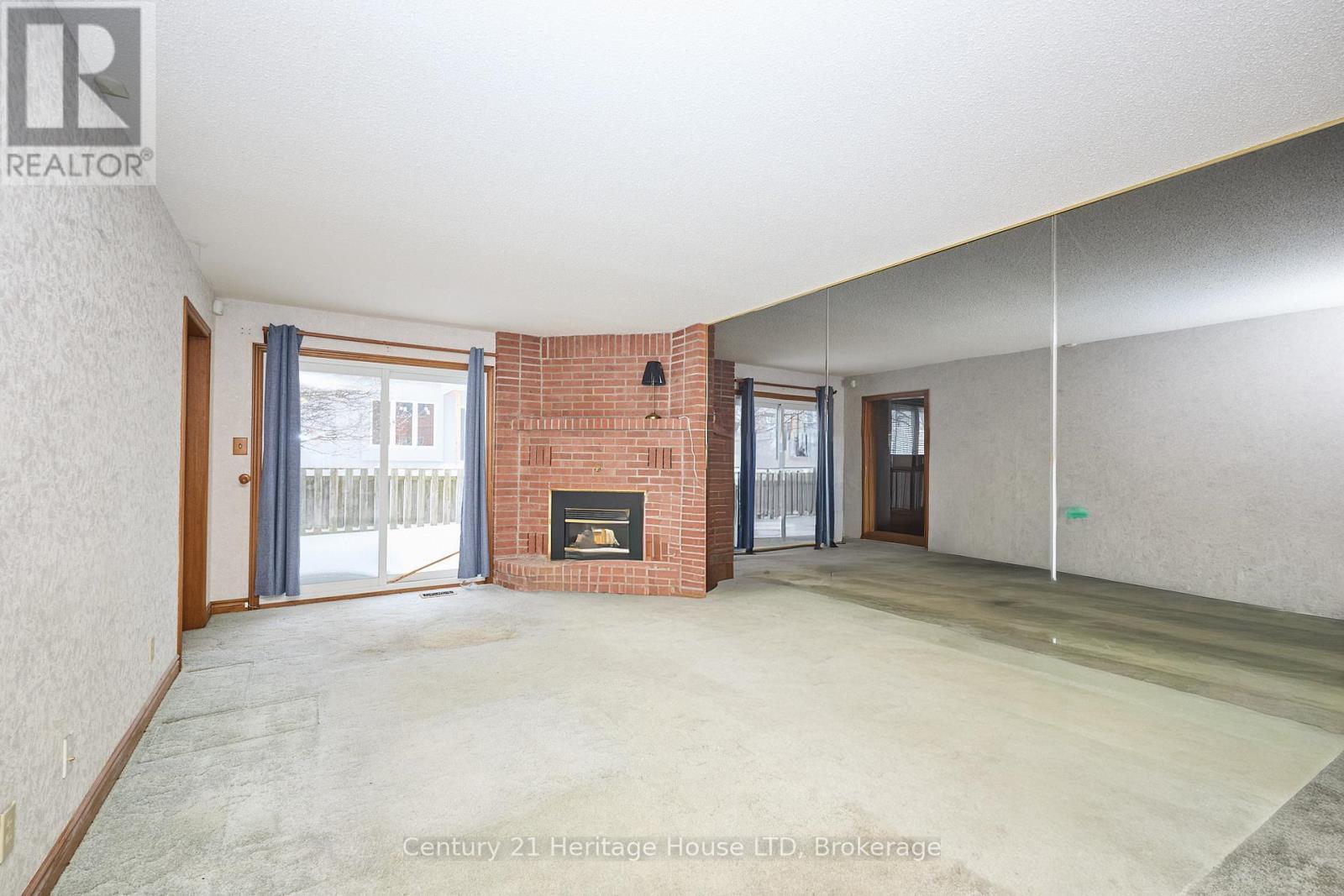 Large Living Room with fireplace - 20 - 2720 Mewburn Road, Niagara Falls (Casey), ON - Indoor With Fireplace