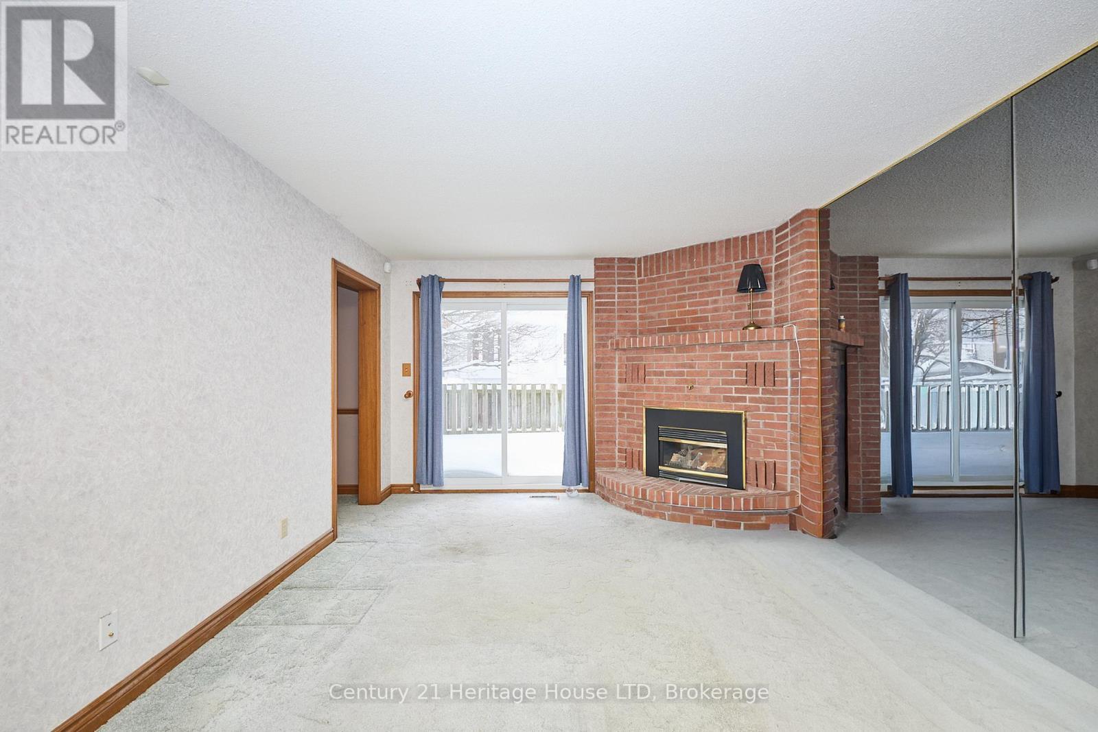 Large Living Room with fireplace - 20 - 2720 Mewburn Road, Niagara Falls (Casey), ON - Indoor With Fireplace