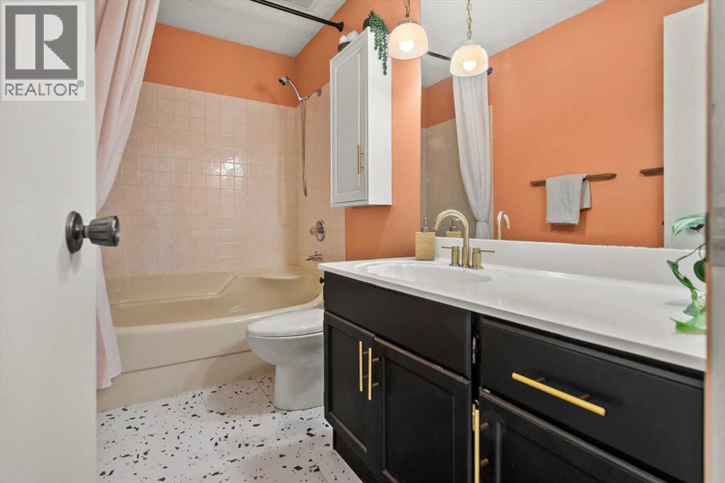 505, 3131 63 Avenue Sw, Calgary, AB - Indoor Photo Showing Bathroom