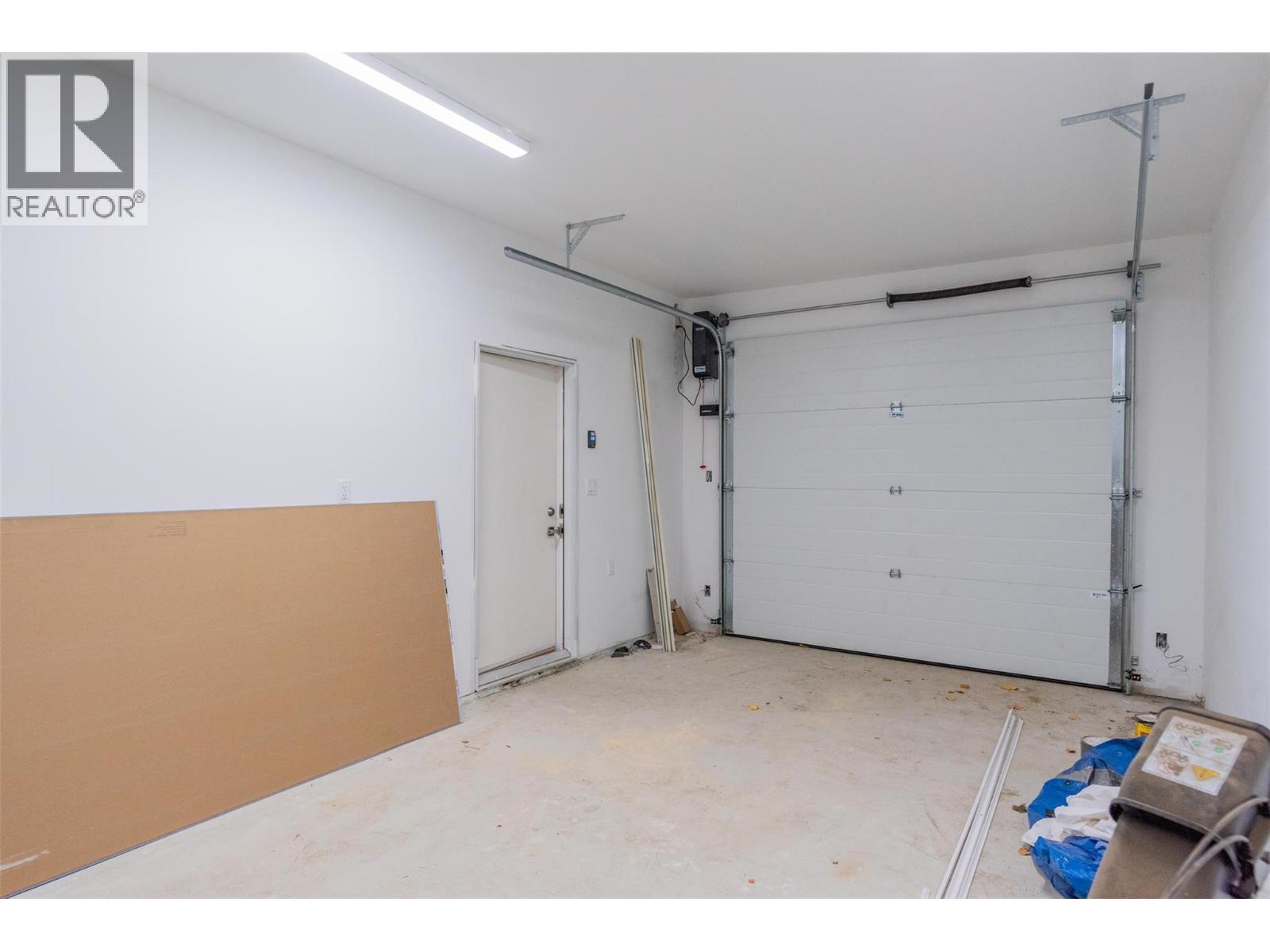 2690 Monte Christo Street, Rossland, BC - Indoor Photo Showing Garage