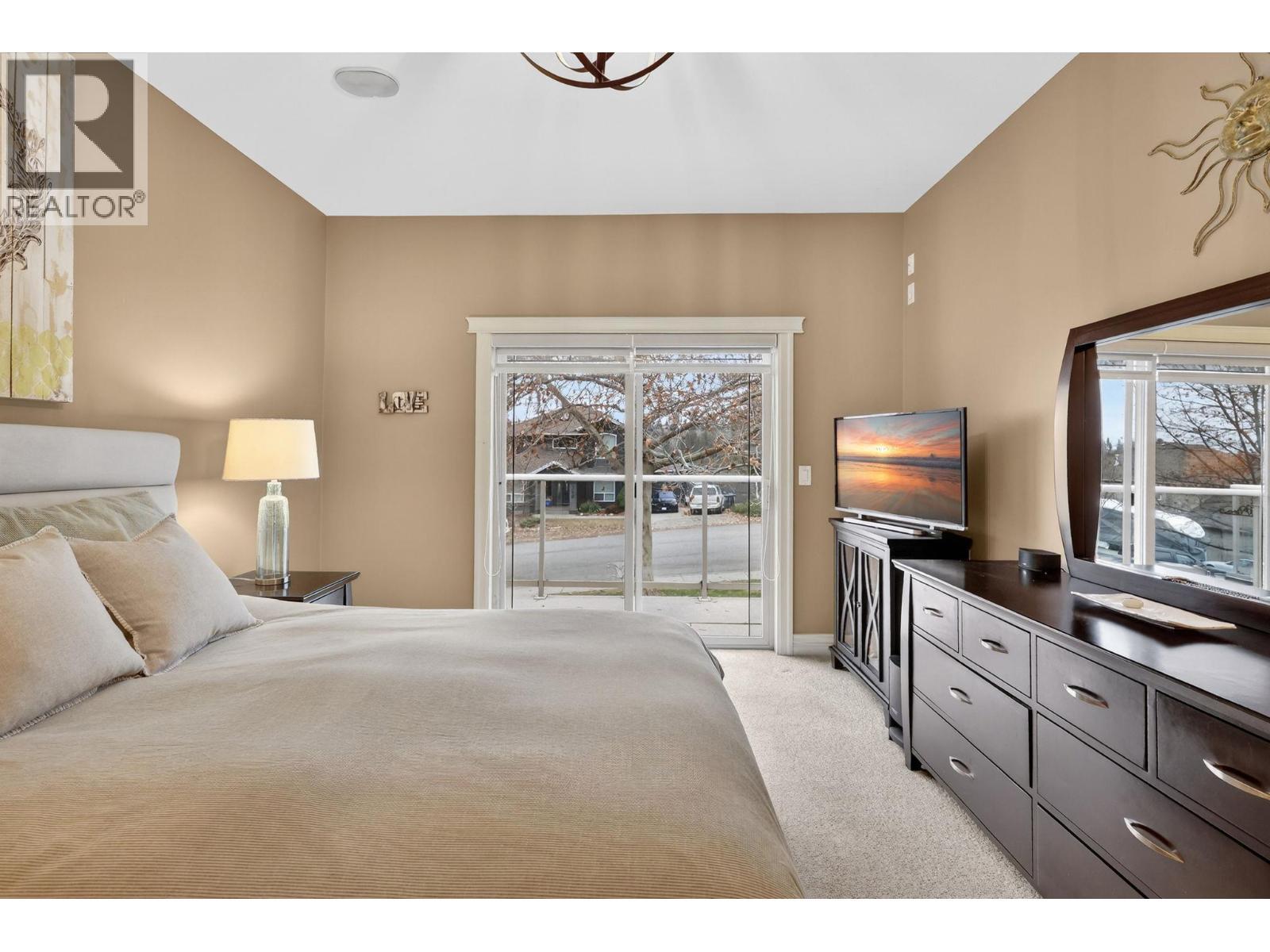Primary bedroom - 867 Steele Road, Kelowna, BC - Indoor Photo Showing Bedroom