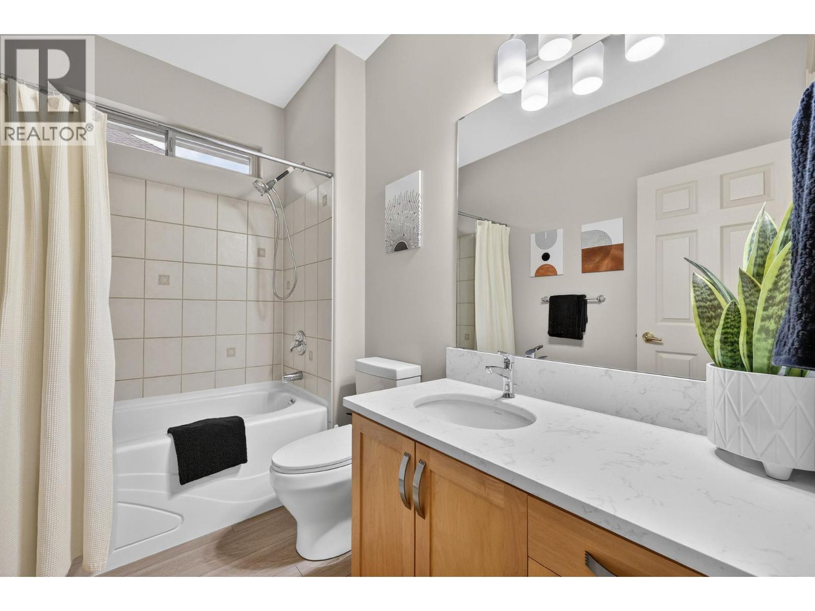 4PC bathroom - 867 Steele Road, Kelowna, BC - Indoor Photo Showing Bathroom