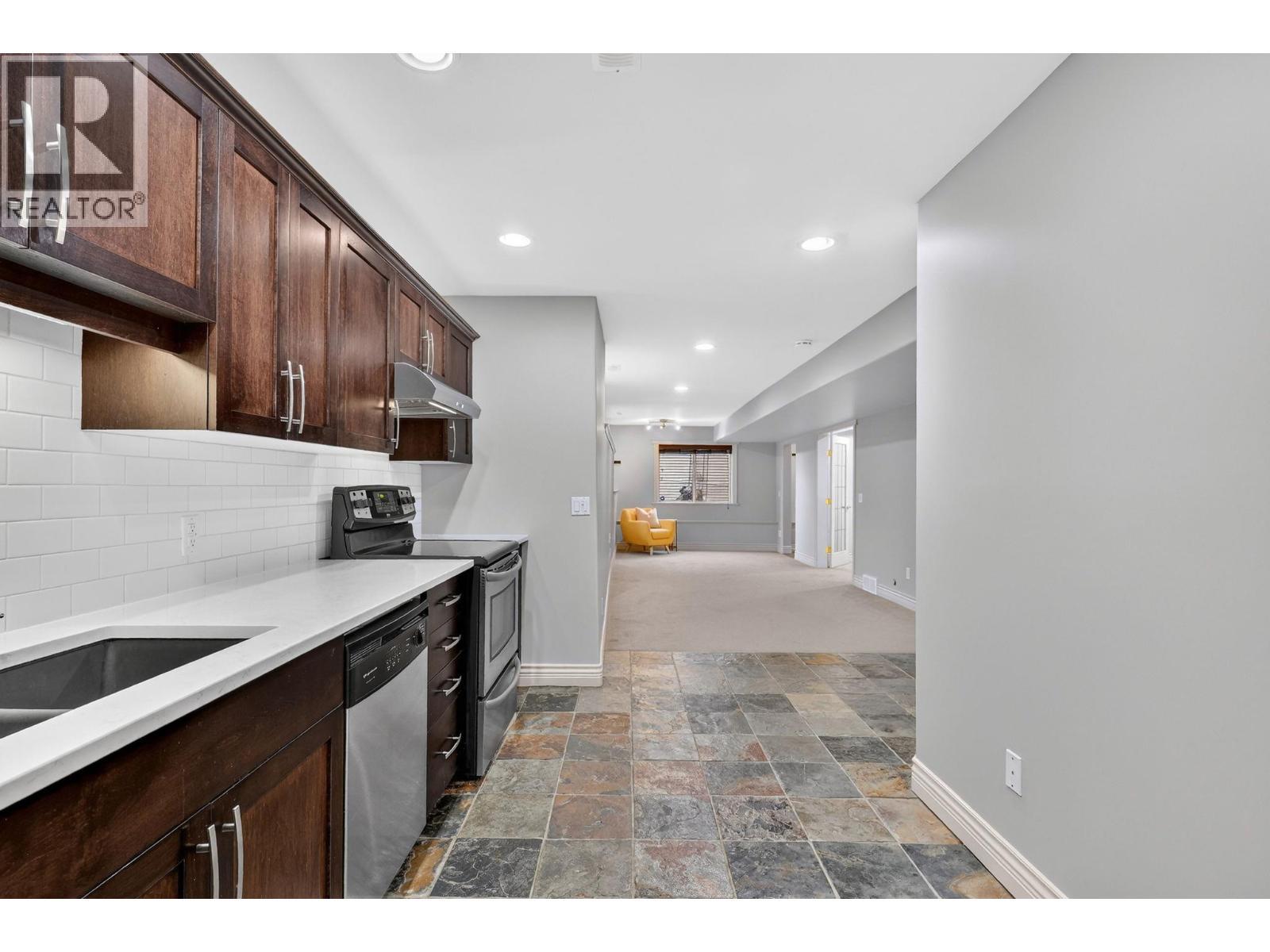 Inlaw suite kitchen - 867 Steele Road, Kelowna, BC - Indoor Photo Showing Kitchen