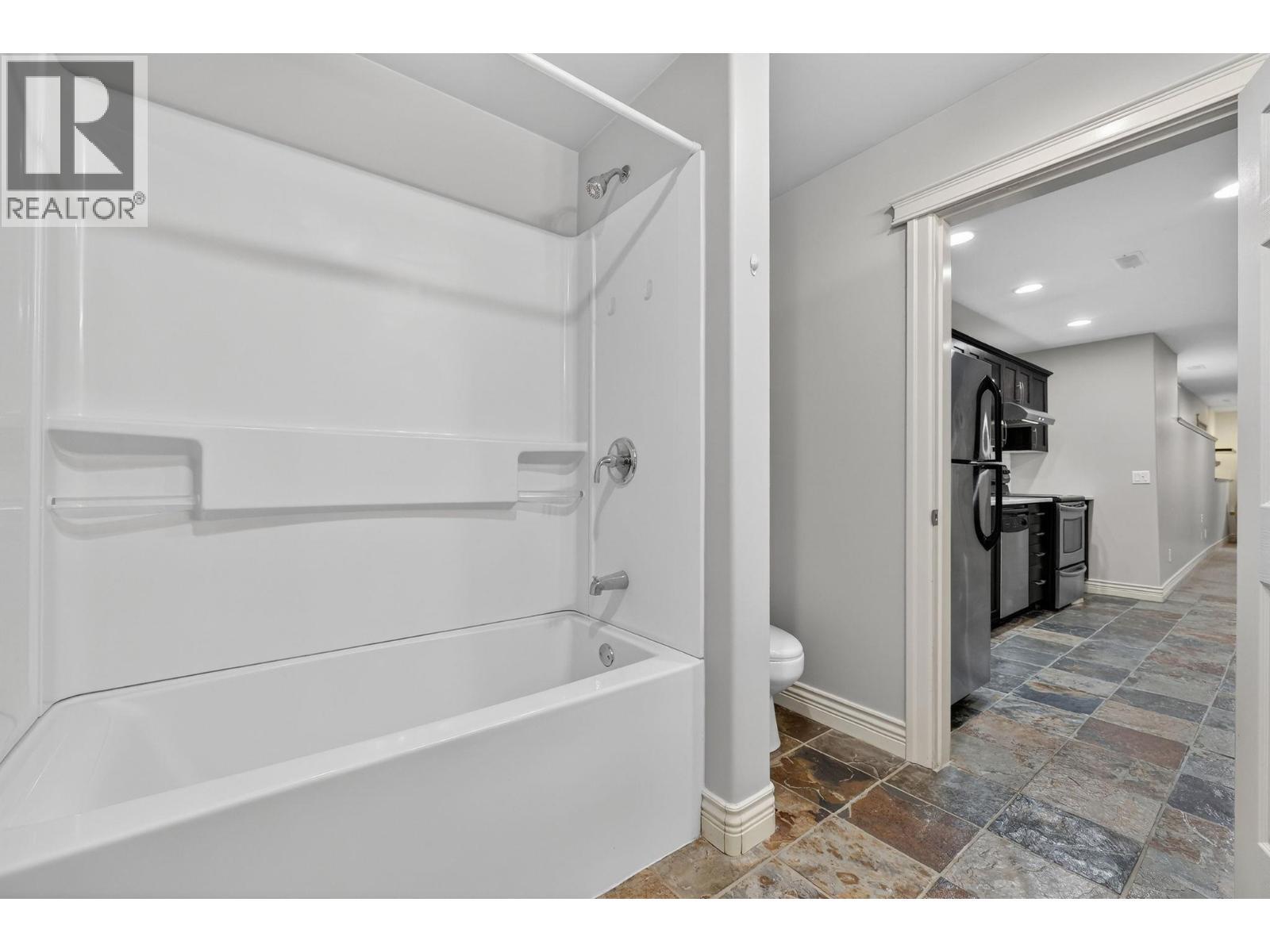4PC bathroom - 867 Steele Road, Kelowna, BC - Indoor
