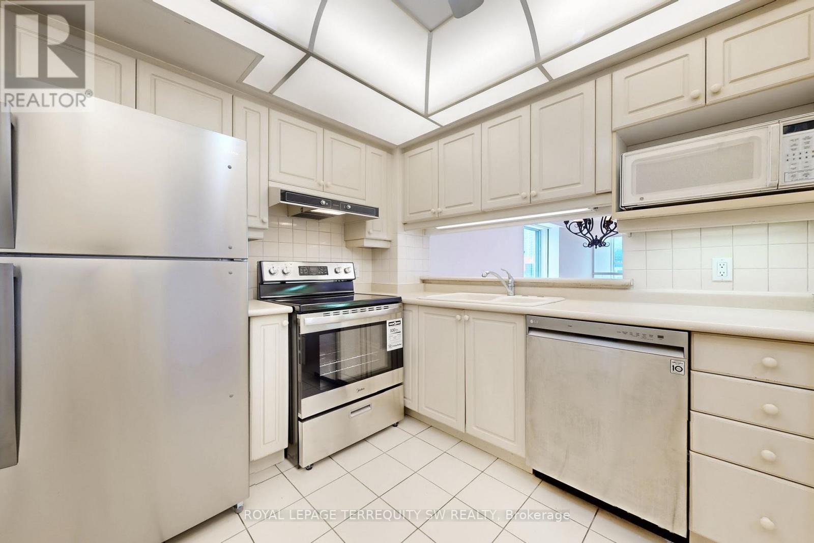 2001 - 71 Simcoe Street, Toronto, ON - Indoor Photo Showing Kitchen