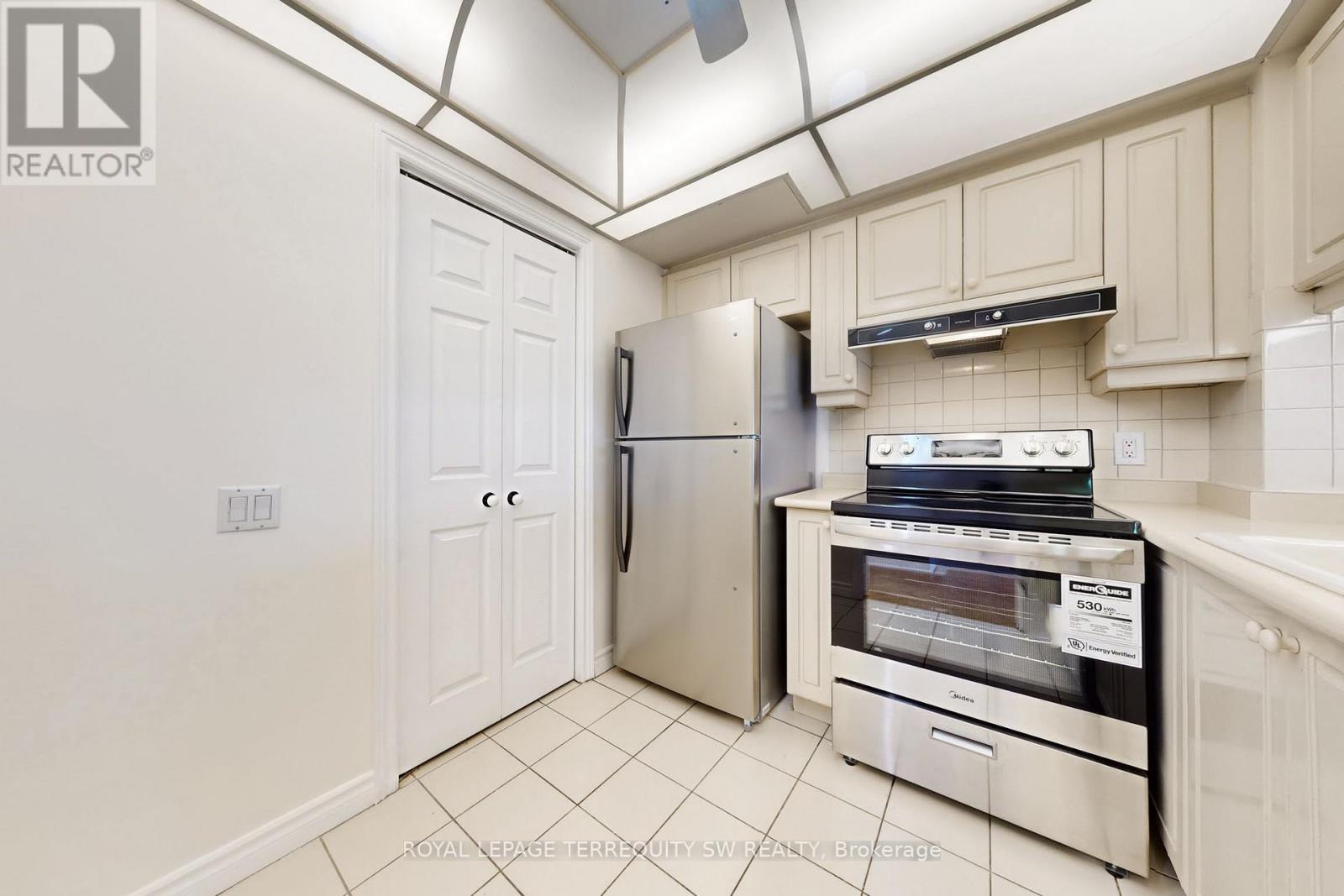 2001 - 71 Simcoe Street, Toronto, ON - Indoor Photo Showing Kitchen