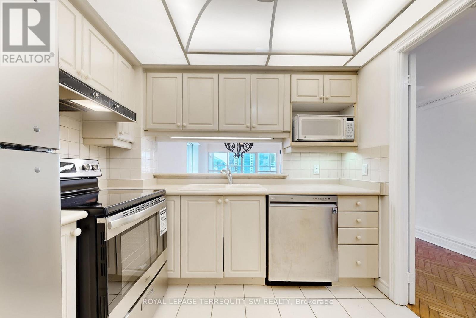 2001 - 71 Simcoe Street, Toronto, ON - Indoor Photo Showing Kitchen