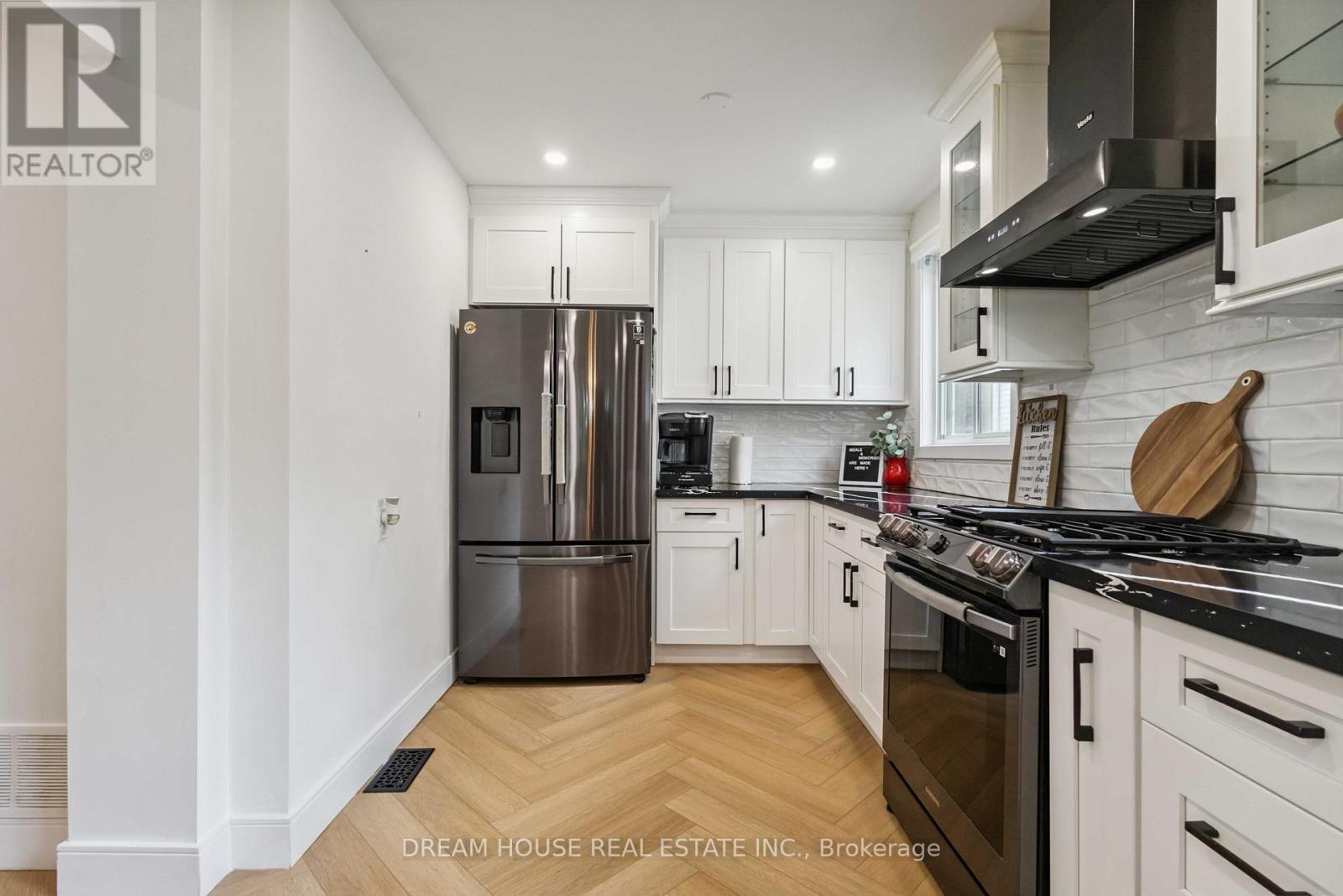 1430 Palmetto Drive, Oshawa, ON - Indoor Photo Showing Kitchen With Upgraded Kitchen