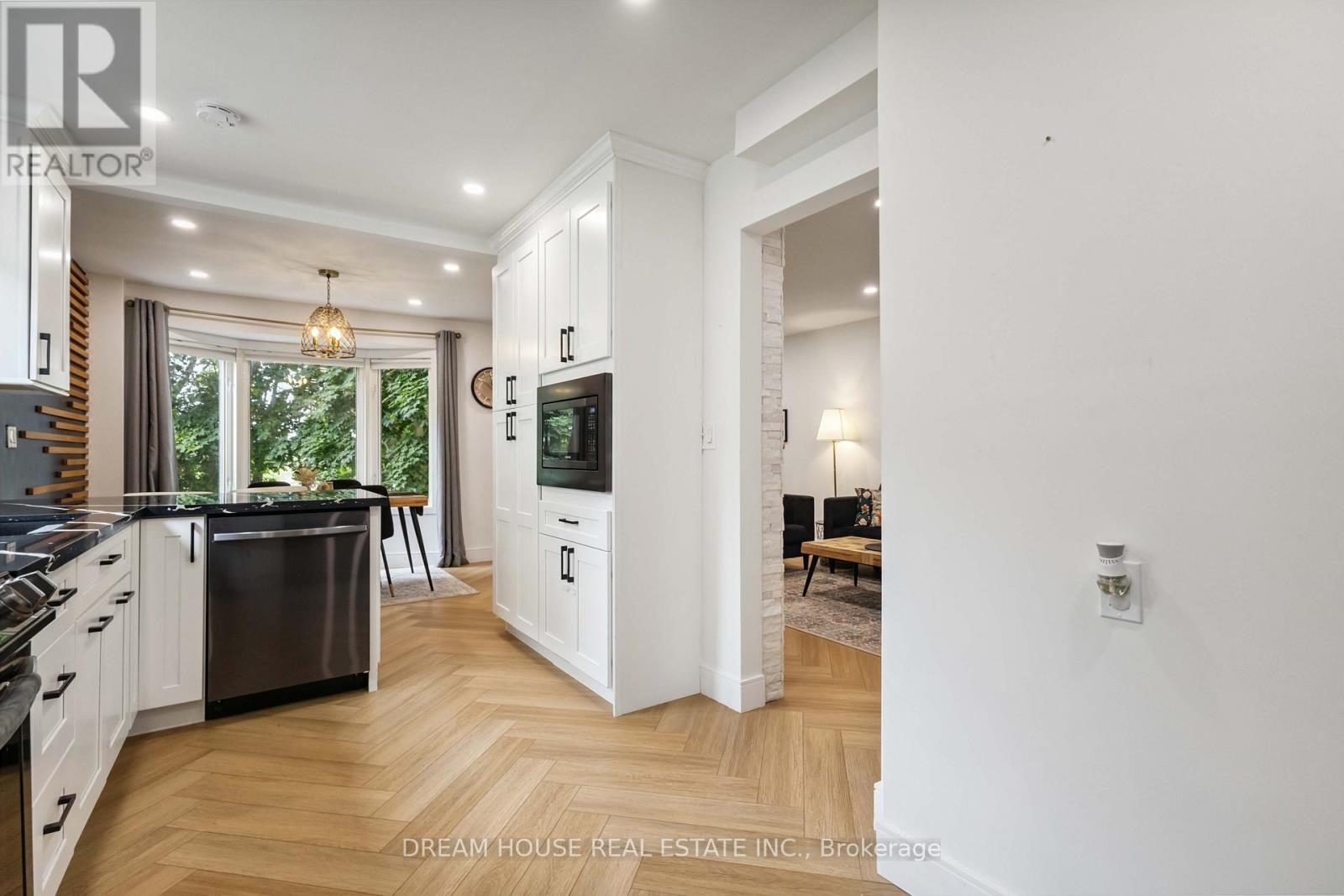 1430 Palmetto Drive, Oshawa, ON - Indoor Photo Showing Kitchen With Upgraded Kitchen