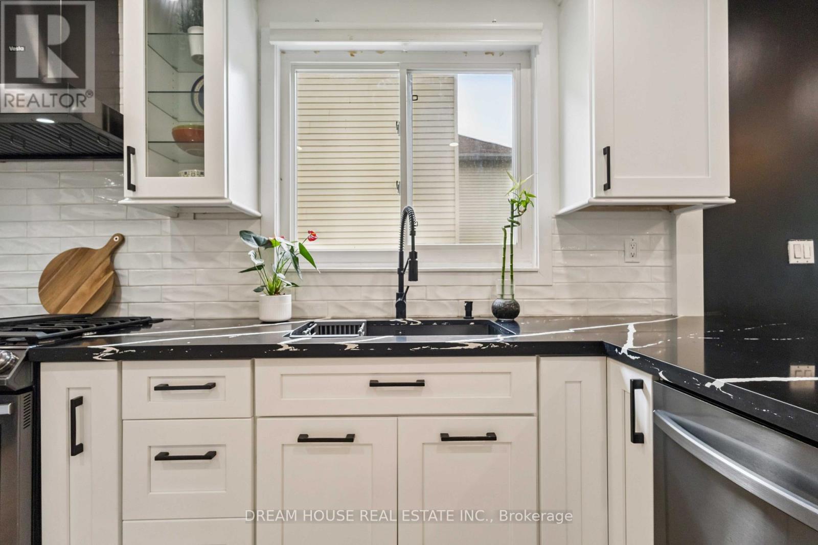 1430 Palmetto Drive, Oshawa, ON - Indoor Photo Showing Kitchen With Double Sink With Upgraded Kitchen