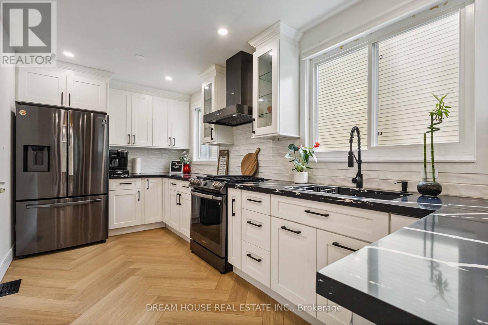 1430 Palmetto Drive, Oshawa, ON - Indoor Photo Showing Kitchen With Upgraded Kitchen