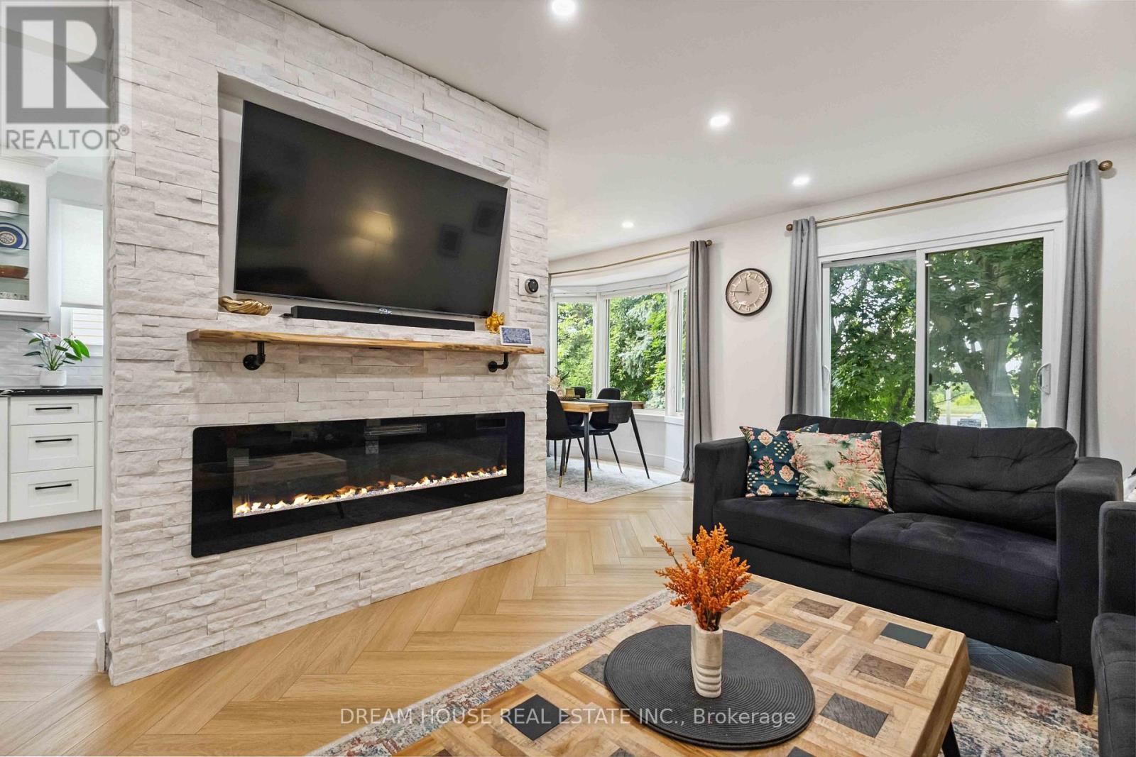1430 Palmetto Drive, Oshawa, ON - Indoor Photo Showing Living Room With Fireplace