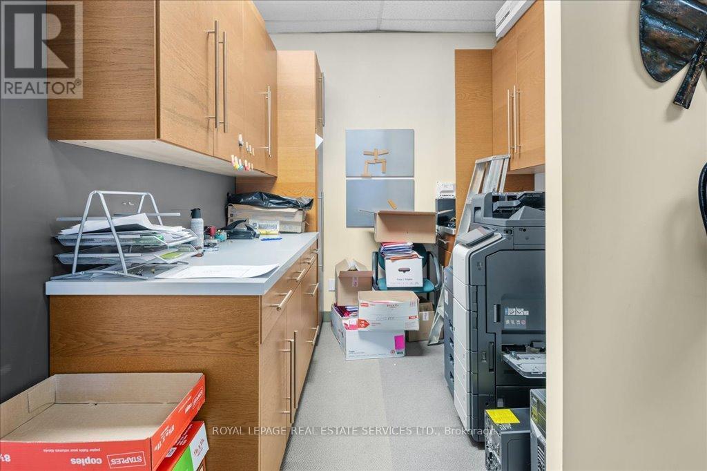 200 - 414 North Service Road E, Oakville, ON