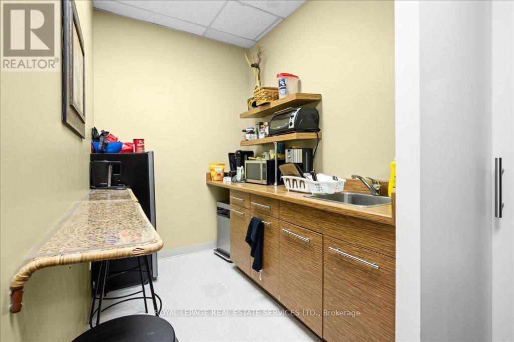 200 - 414 North Service Road E, Oakville, ON