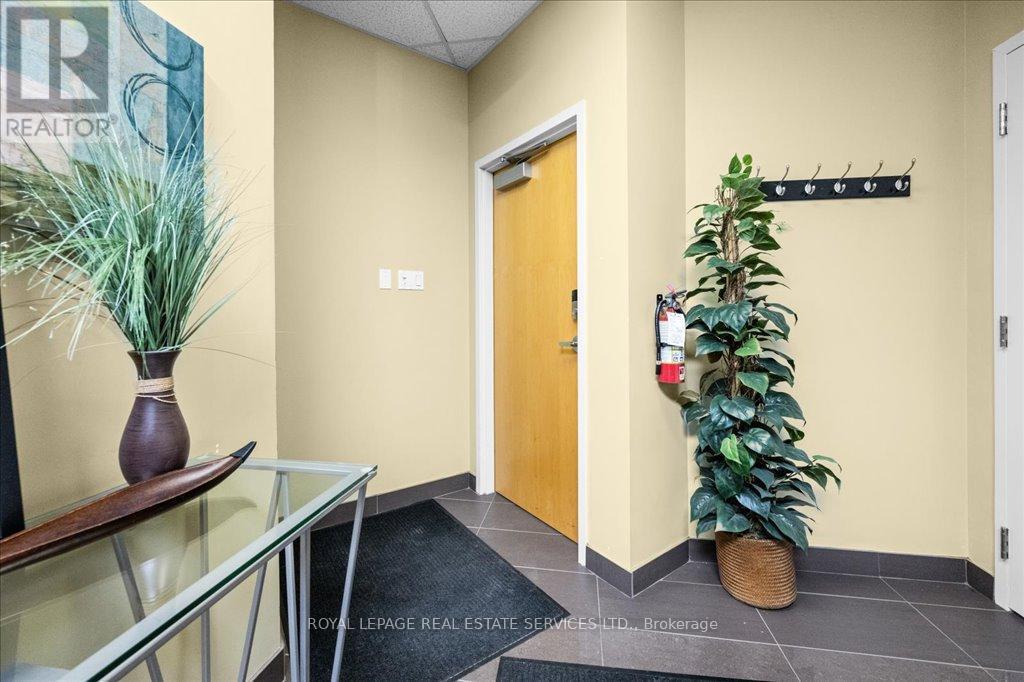 200 - 414 North Service Road E, Oakville, ON