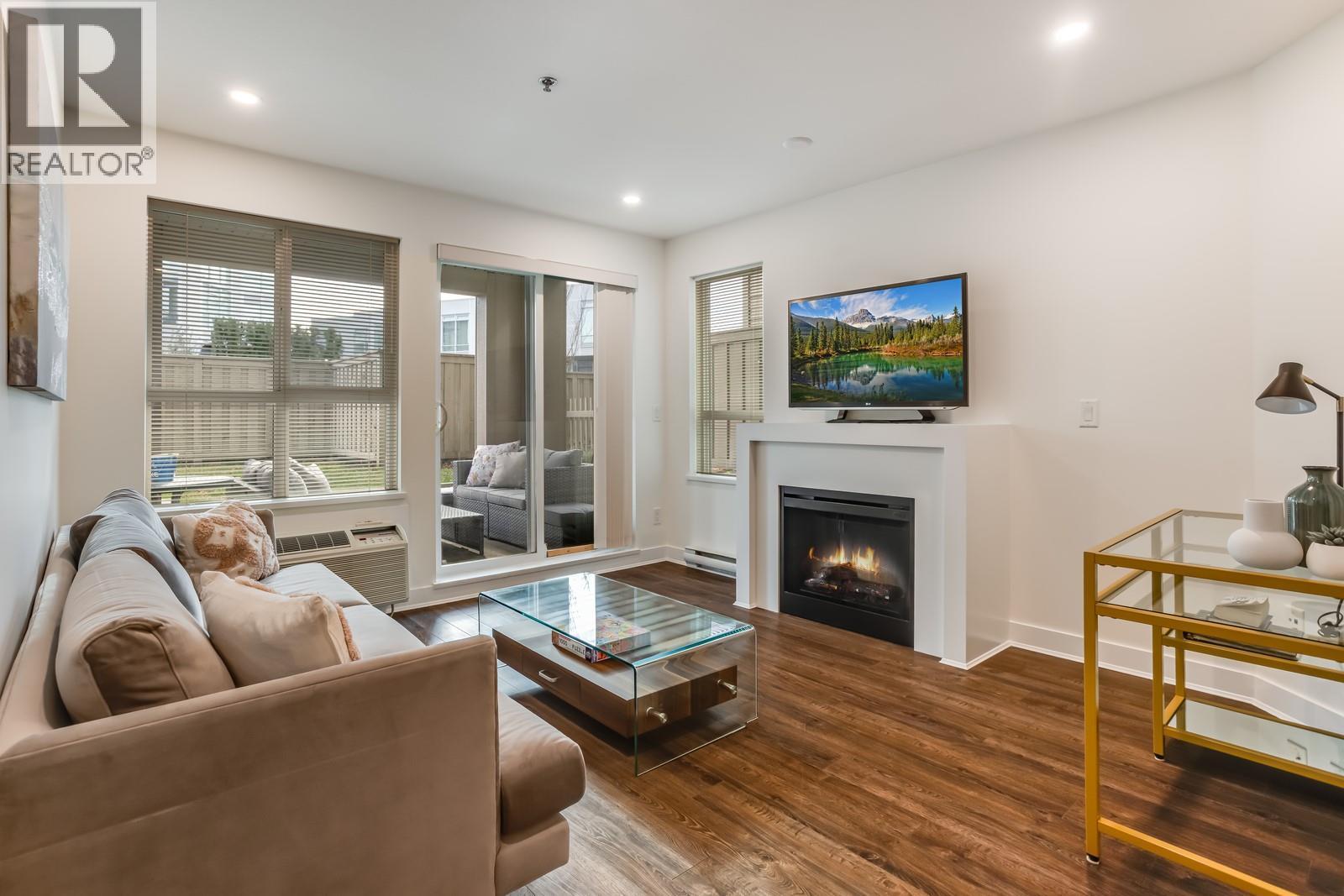 1099 Sunset Drive Unit# 123, Kelowna, BC - Indoor Photo Showing Living Room With Fireplace
