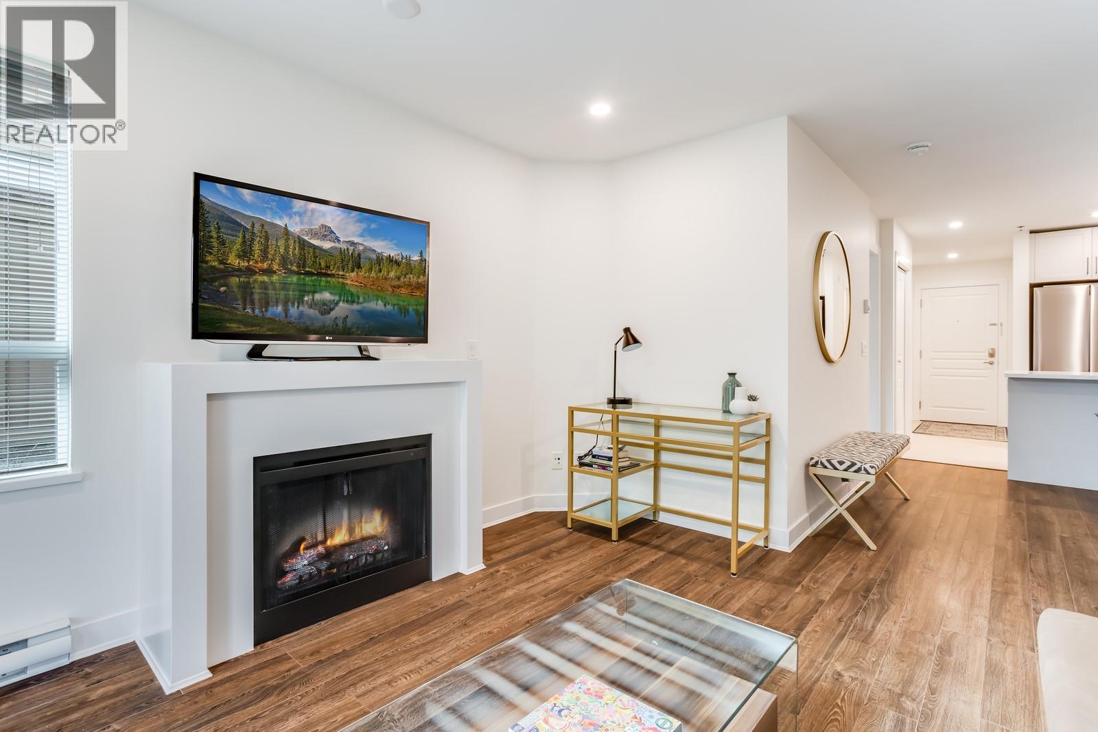 1099 Sunset Drive Unit# 123, Kelowna, BC - Indoor Photo Showing Living Room With Fireplace