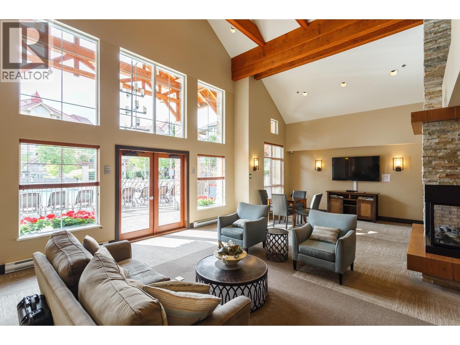 1099 Sunset Drive Unit# 123, Kelowna, BC - Indoor Photo Showing Living Room With Fireplace