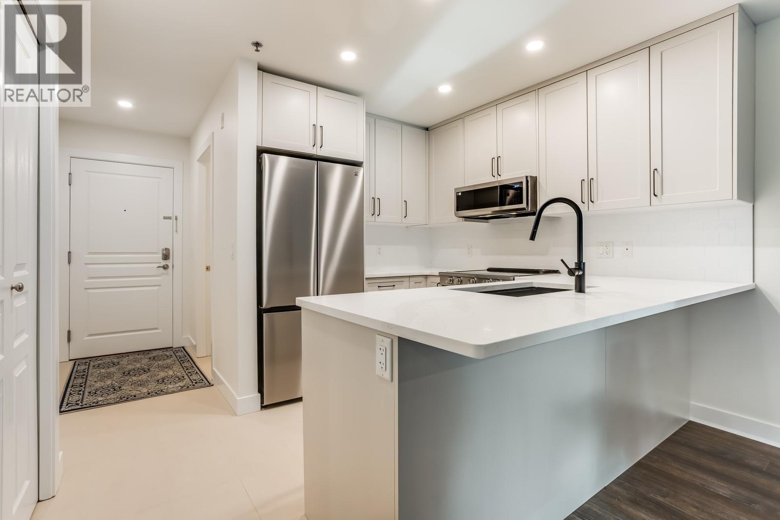 1099 Sunset Drive Unit# 123, Kelowna, BC - Indoor Photo Showing Kitchen With Stainless Steel Kitchen With Upgraded Kitchen