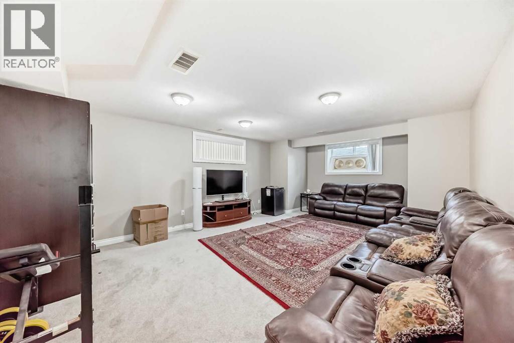 2468 Kingsland View Se, Airdrie, AB - Indoor Photo Showing Living Room