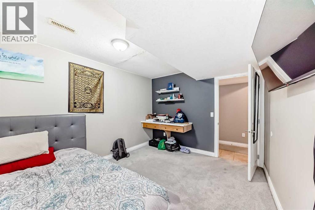 2468 Kingsland View Se, Airdrie, AB - Indoor Photo Showing Bedroom