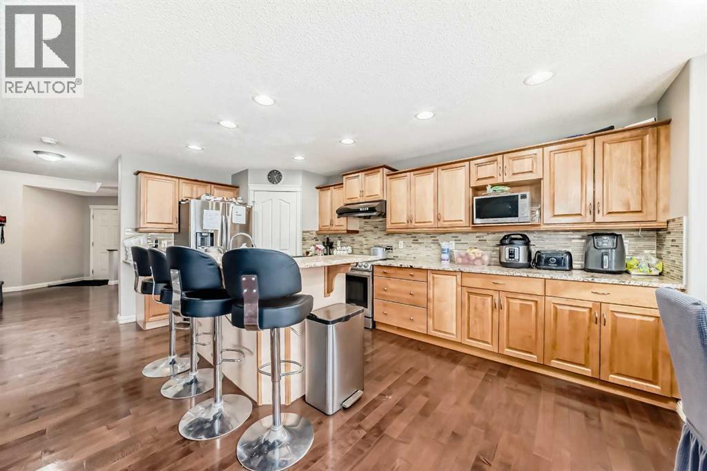 2468 Kingsland View Se, Airdrie, AB - Indoor Photo Showing Kitchen