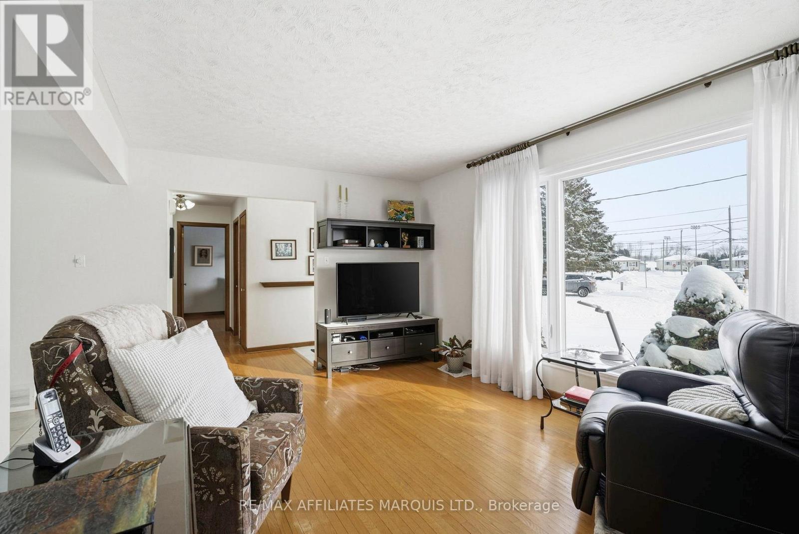 1340 Marc Street, Cornwall, ON - Indoor Photo Showing Living Room
