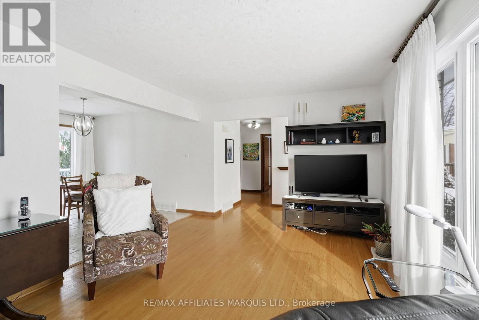 1340 Marc Street, Cornwall, ON - Indoor Photo Showing Living Room