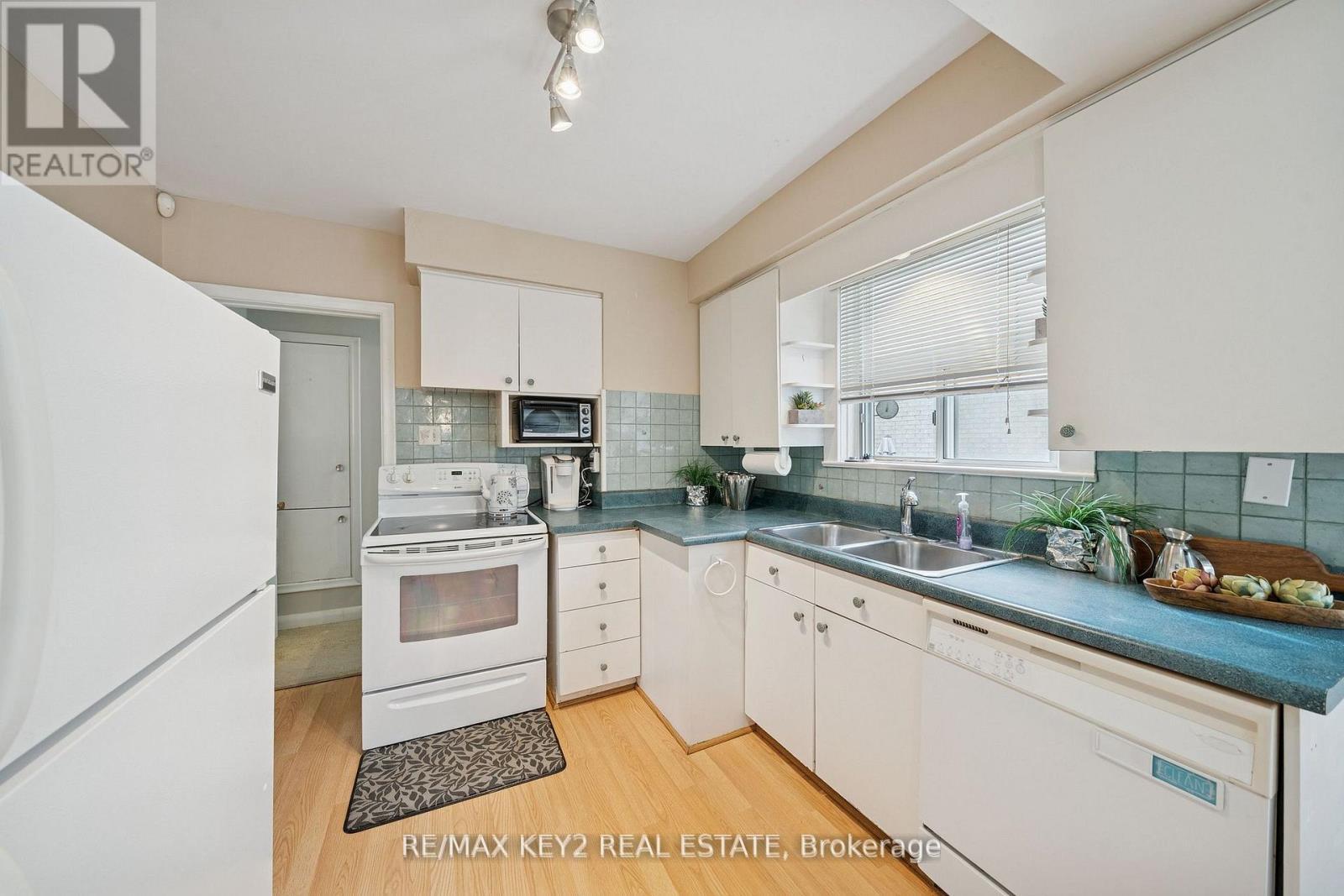 172 Allanford Road, Toronto, ON - Indoor Photo Showing Kitchen With Double Sink