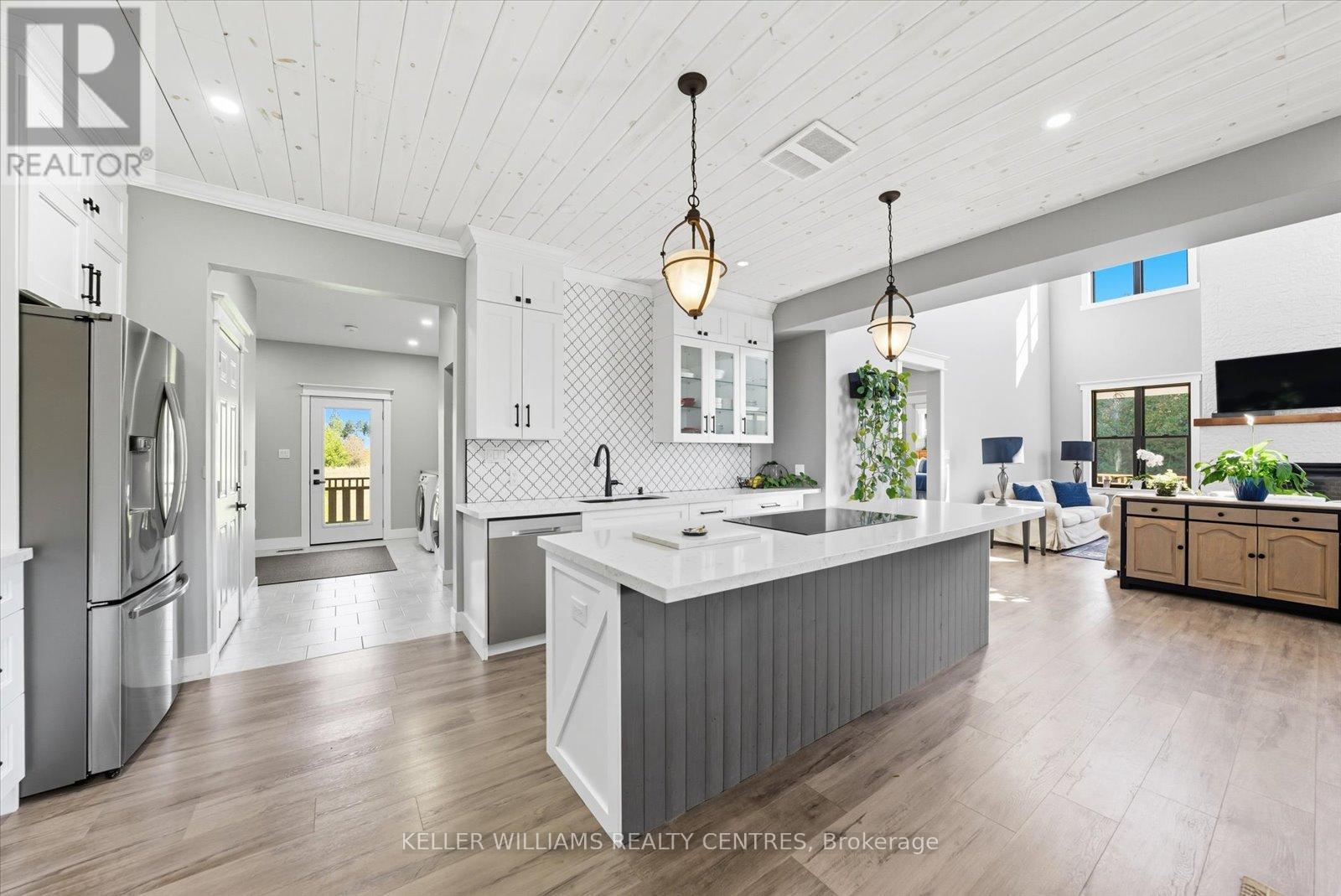 11601 Concession 3 Road, Uxbridge, ON - Indoor Photo Showing Kitchen With Upgraded Kitchen