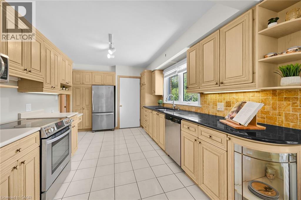 128 Oneida Boulevard, Ancaster, ON - Indoor Photo Showing Kitchen