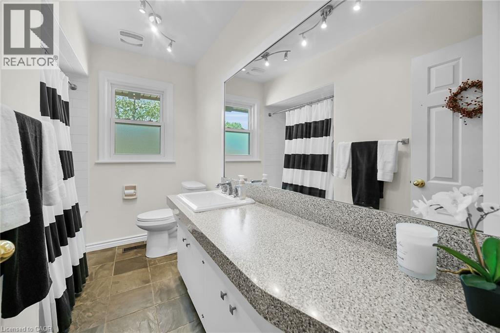 128 Oneida Boulevard, Ancaster, ON - Indoor Photo Showing Bathroom