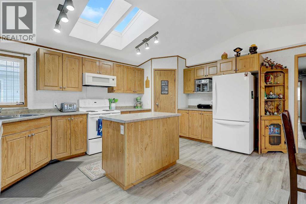 10914 96 Street, Clairmont, AB - Indoor Photo Showing Kitchen