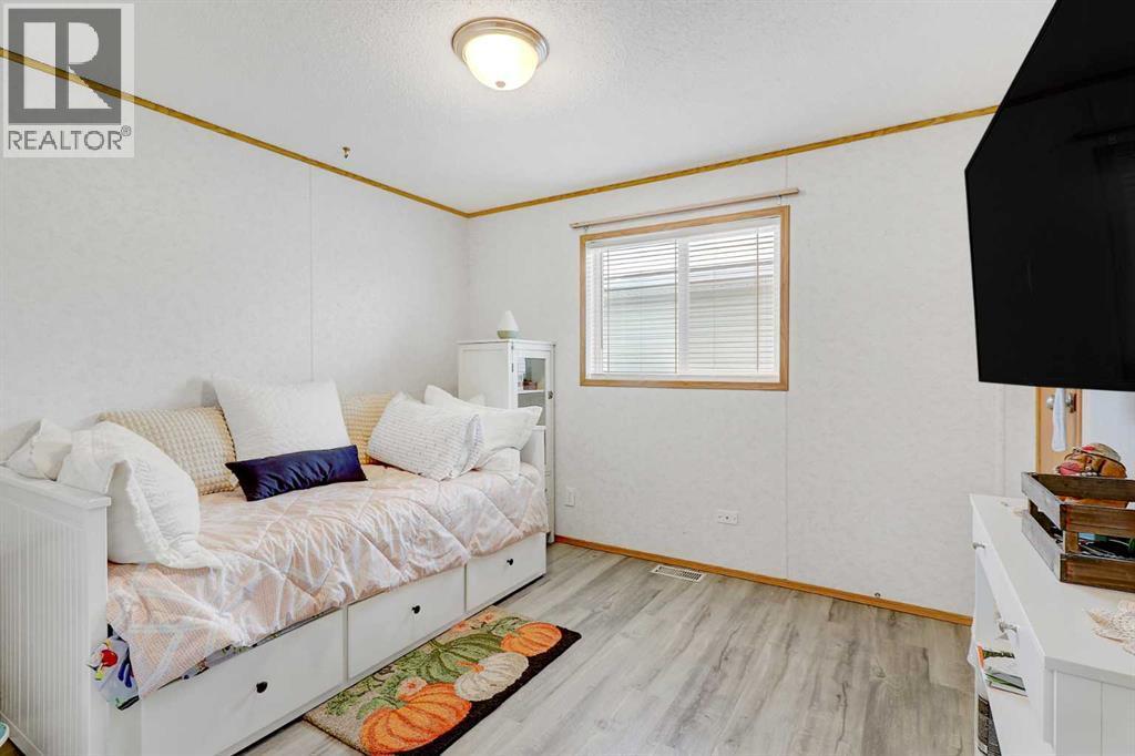 10914 96 Street, Clairmont, AB - Indoor Photo Showing Bedroom