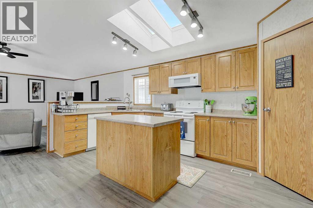 10914 96 Street, Clairmont, AB - Indoor Photo Showing Kitchen