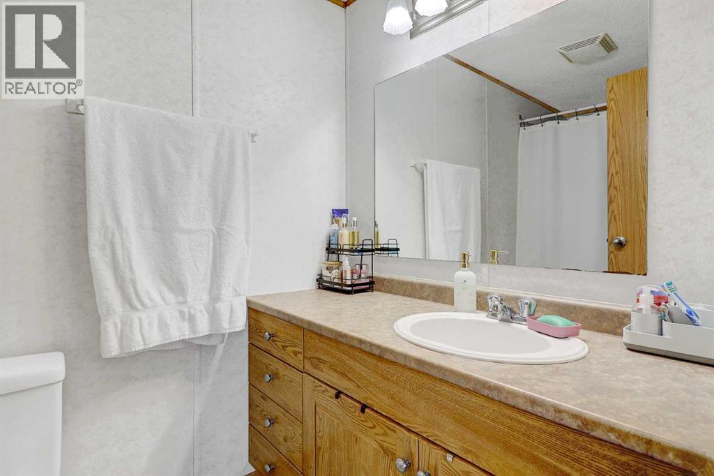 10914 96 Street, Clairmont, AB - Indoor Photo Showing Bathroom